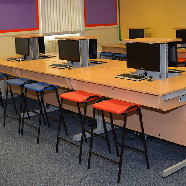 The Grove Primary<br />
IT Desking for IT Suite